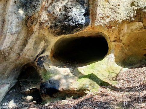 前から見た洞窟