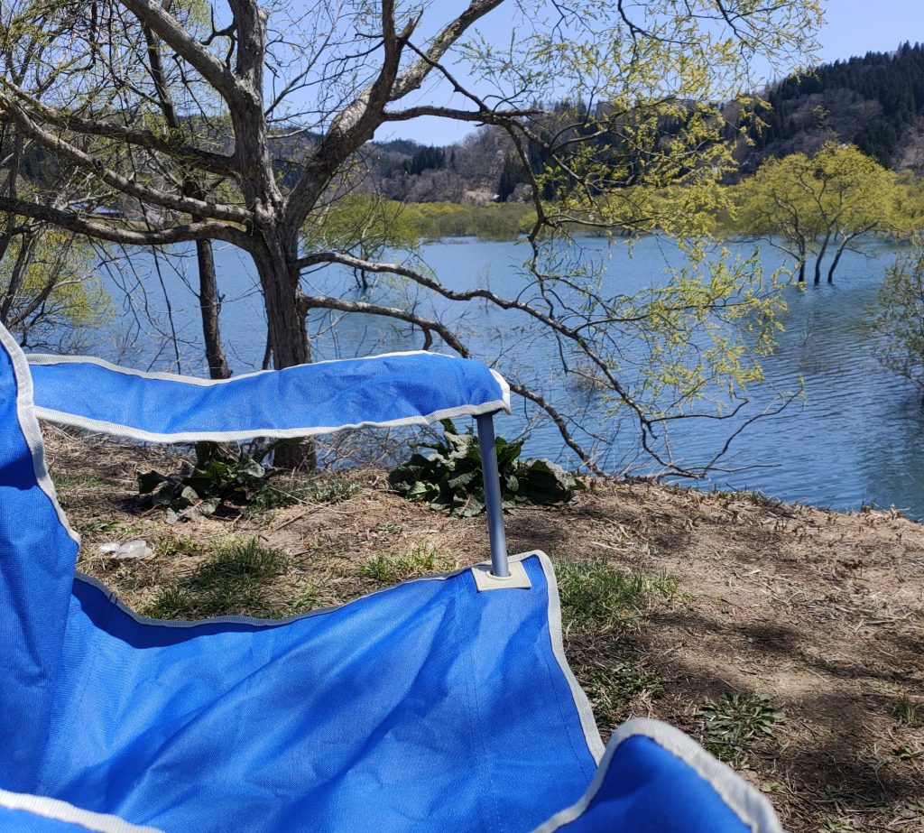 湖畔と椅子