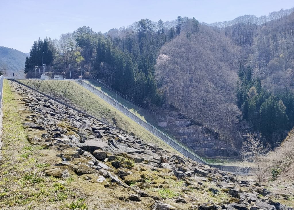ダムの石壁