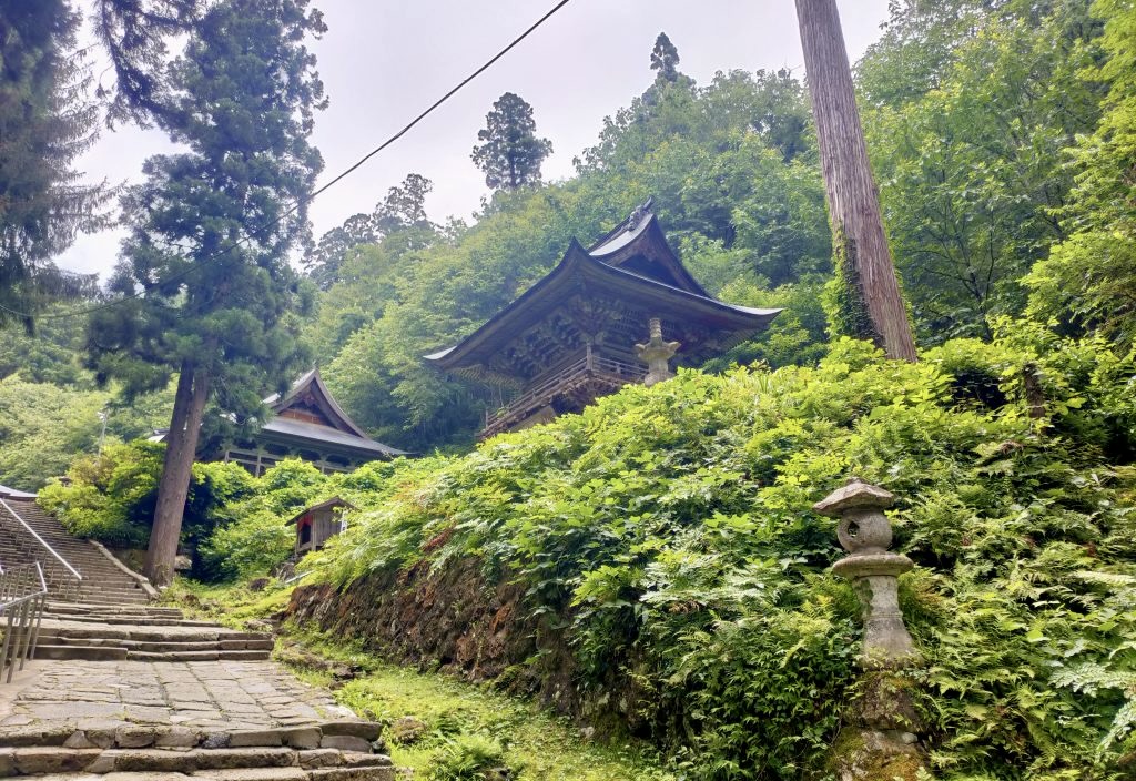 神社の参道と御堂