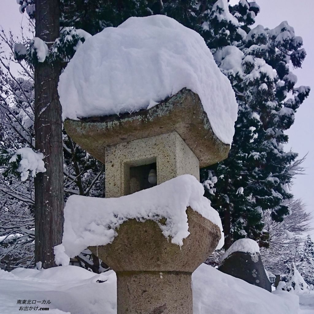 雪を被った石灯籠