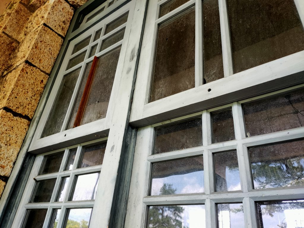 駅舎窓の木枠