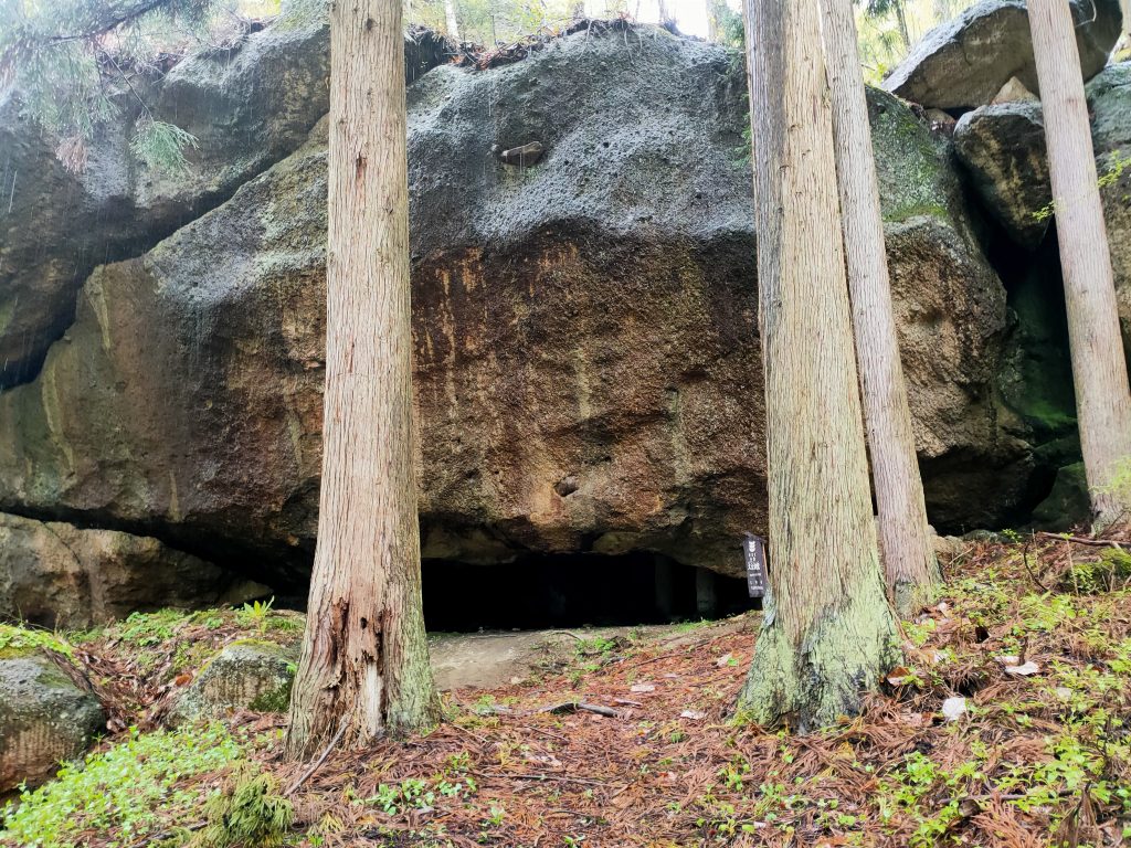 前から見た洞窟入り口
