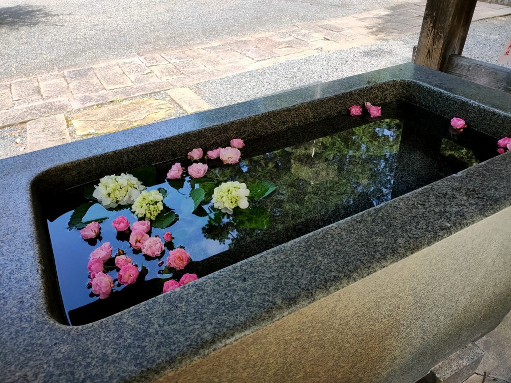 花を浮かべた手水舎
